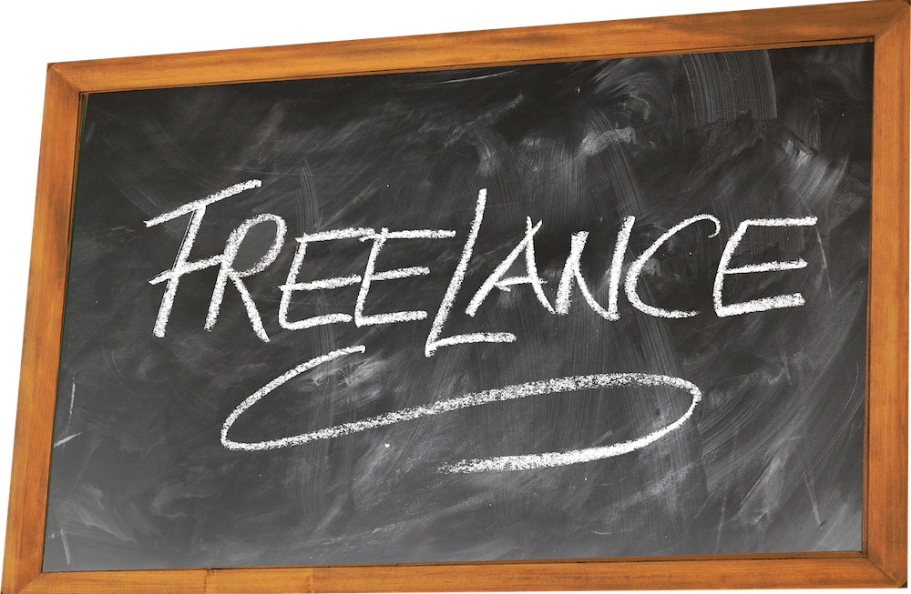 Le mot "freelance" écrit sur une ardoise